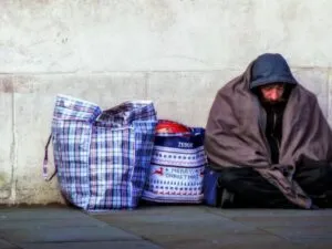 До чого сняться бомжі: сонник про бездомних, які просять гроші