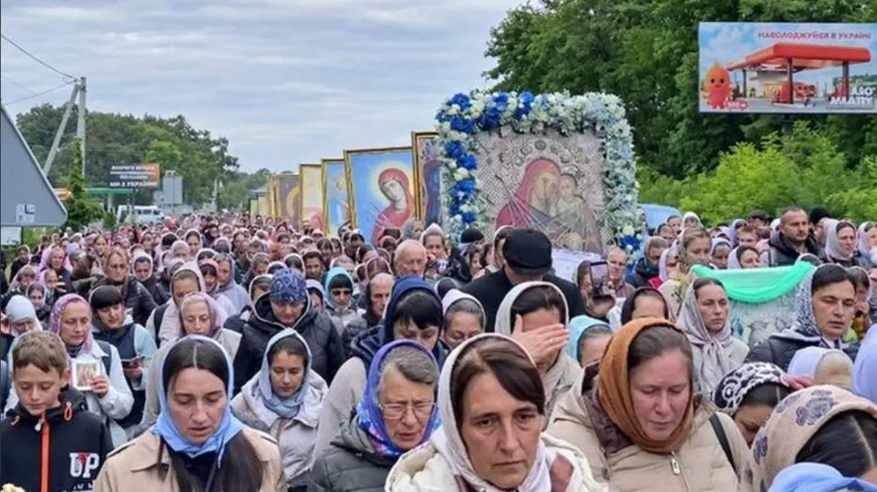 УПЦ МП повела 2 тисячі вірян до Боян: організаторів ходи оштрафували