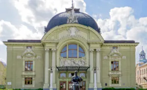 Жовтень у Драмтеатрі Кобилянської: 121 сезон відкриває фестиваль «Золоті оплески Буковини»