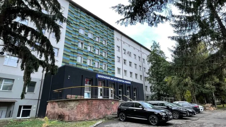 У Чернівцях лікарня запустила сонячну станцію для операційних та реанімації