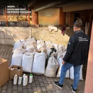 Підпільну переробку тютюну викрили на Буковині: вилучили майже 800 кг сировини