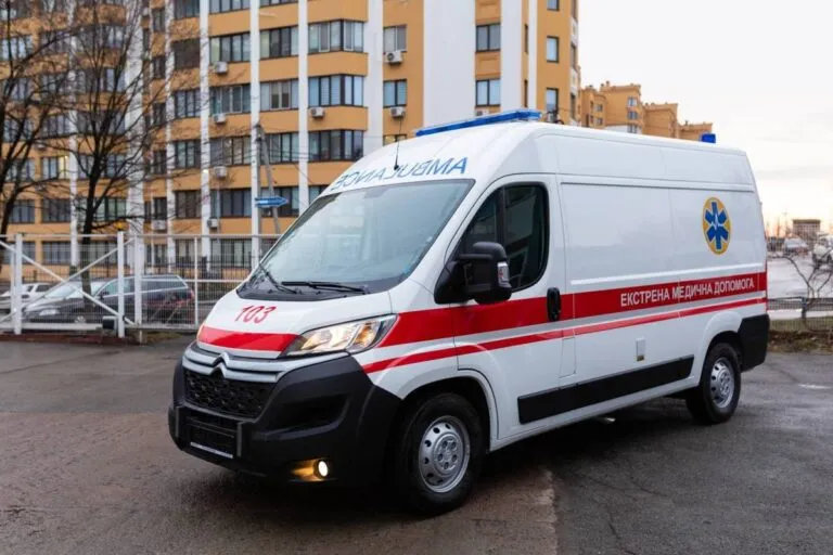 Трагедія у Чернівцях: 35-річний чоловік розбився, впавши з будинку